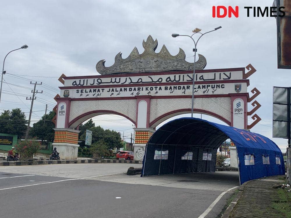 Pos penyekatan di Rajabasa. (IDN Times/Rohmah Mustaurida).