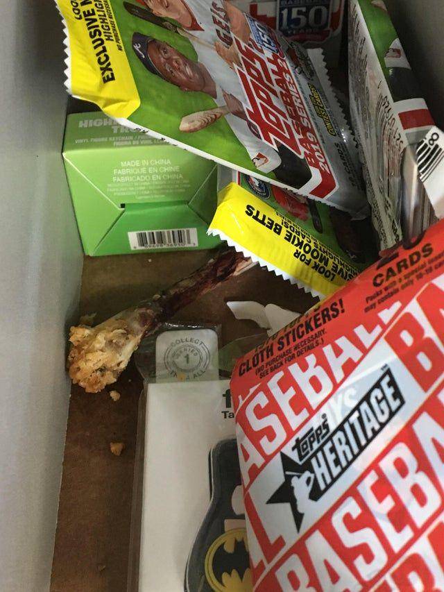 tulang ayam di rak kartu olahraga (reddit.com/user/wilder78)