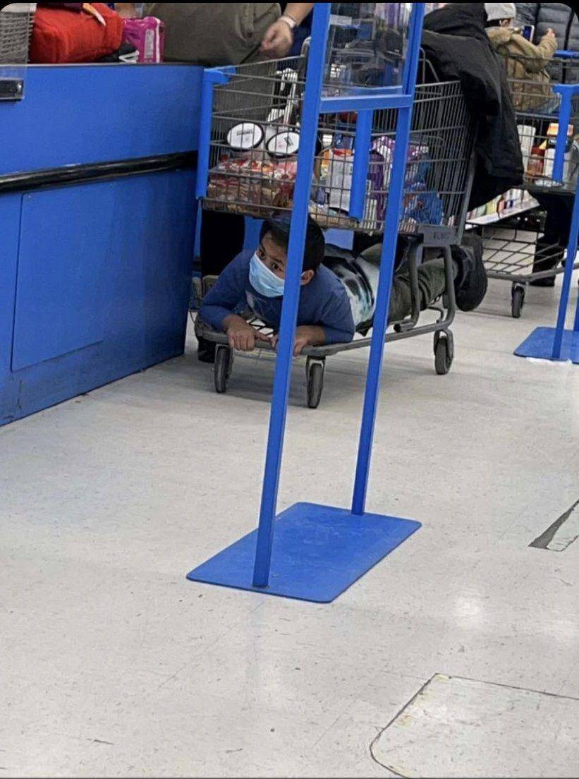 anak kecil dan troli supermarket (reddit.com/user/DebitFunCreditCash)
