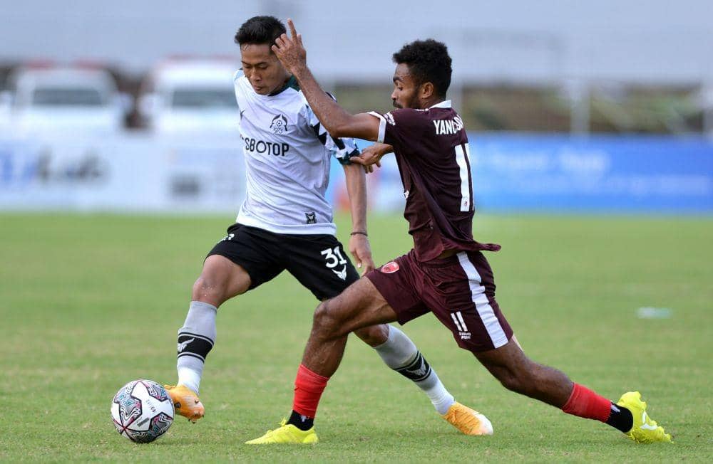 Pesepak bola Persikabo 1973 Ahmad Birrul Walidain (kiri) berebut bola dengan pesepak bola PSM Makassar Yance Sayuri (kanan) saat pertandingan Liga 1 di Stadion Kompyang Sujana, Denpasar, Bali, Selasa (15/2/2022). ANTARA FOTO/Fikri Yusuf/aww.