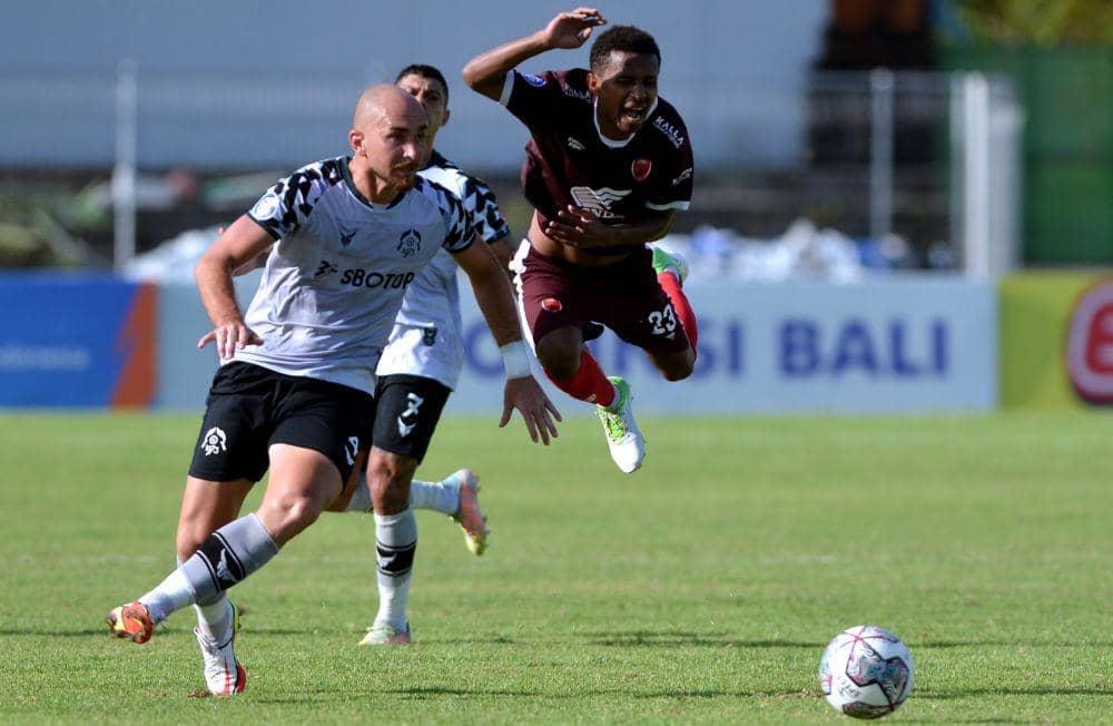 Pesepak bola Persikabo 1973 Shumeiko Veniamin (kiri) berebut bola dengan pesepak bola PSM Makassar Prisca Elisa Womsiwor (kanan) saat pertandingan Liga 1 di Stadion Kompyang Sujana, Denpasar, Bali, Selasa (15/2/2022). ANTARA FOTO/Fikri Yusuf/aww.