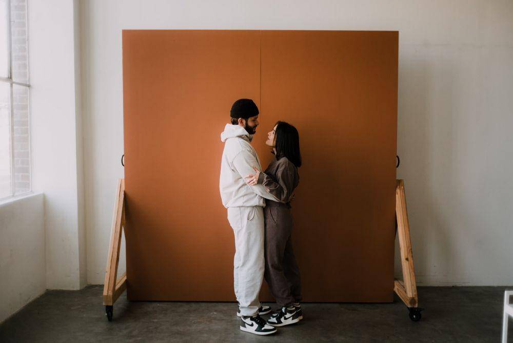 ilustrasi pasangan saling menatap (unsplash.com/blake carpenter)