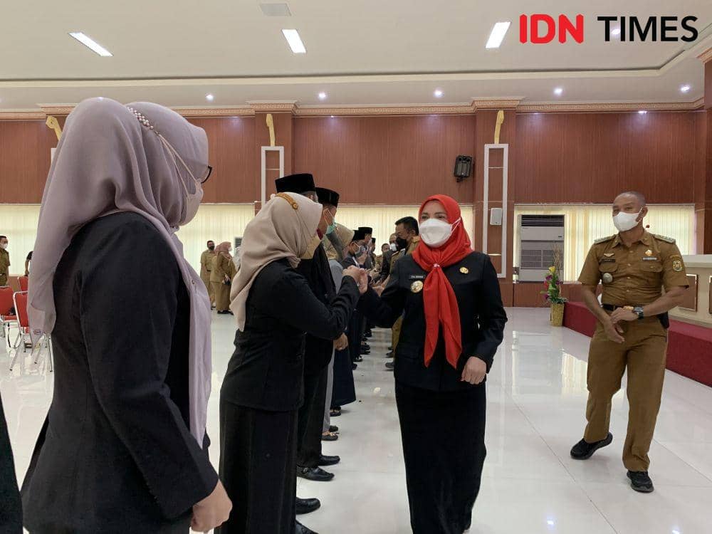 Pengucapan selamat Eva Dwiana kepada pejabat yang dilantik. (IDN Times/Rohmah Mustaurida).