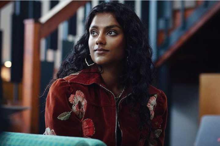 Biodata dan Fakta Simone Ashley, Bintang Baru Bridgerton