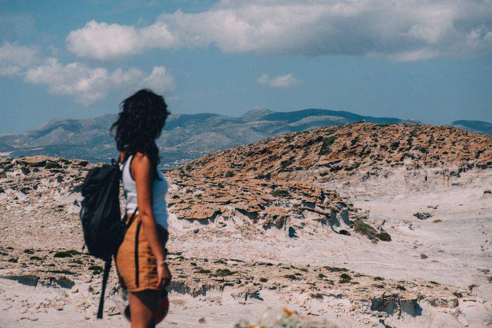 ilustrasi perempuan backpacking (unsplash.com/henry_gillis)