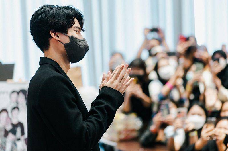 Win Metawin bersama fans(twitter.com/WinmetawinO)