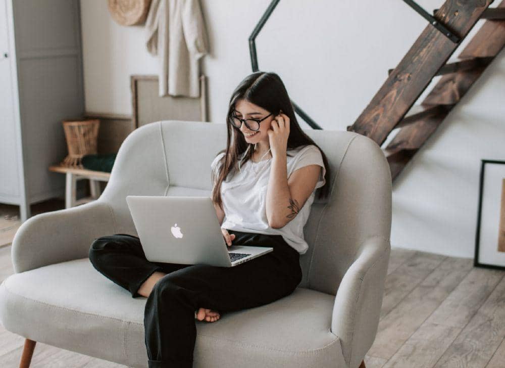 ilustrasi menonton di laptop (pexels.com/Vlada Karpovich)