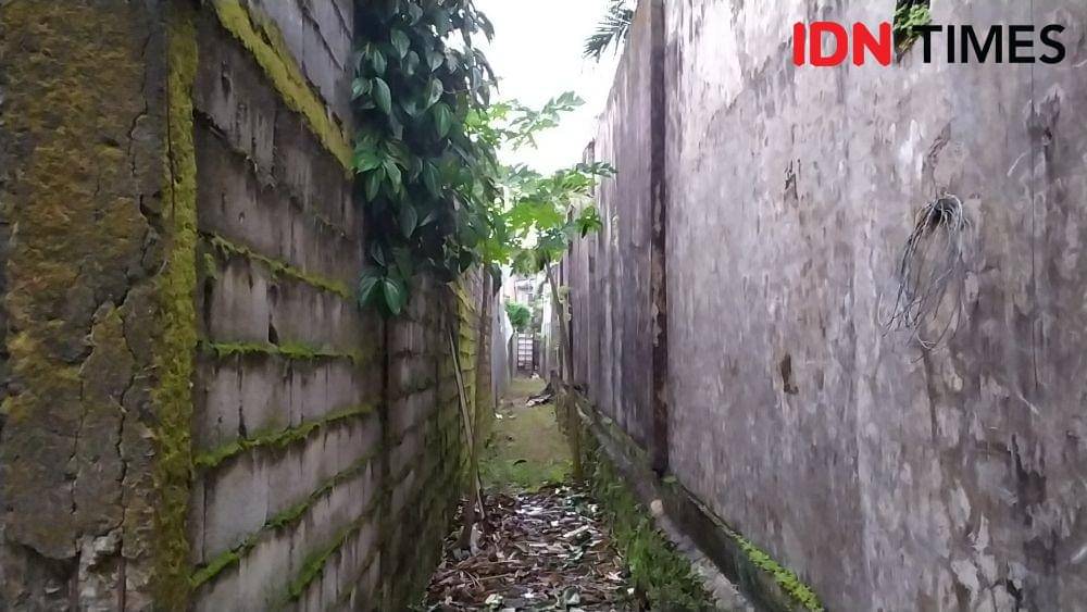 Kondisi akses jalan yang diwakafkan pemilik lahan soal polemik rumah warga terkurung tembok di Makassar. IDN Times/Sahrul Ramadan
