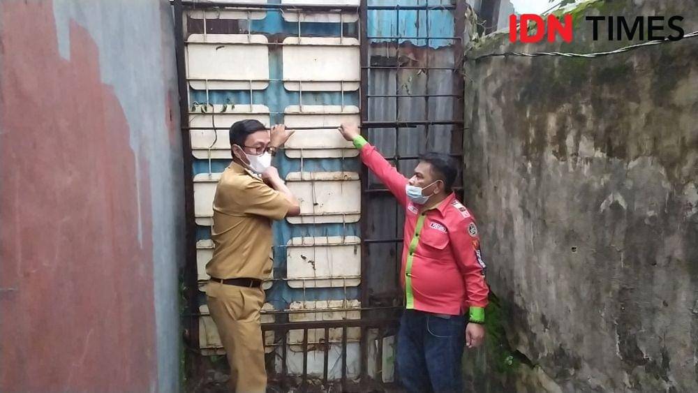 Lurah Borong Andi Muh Yahya meninjau lokasi rumah terkurung tembok di Makassar. IDN Times/Sahrul Ramadan