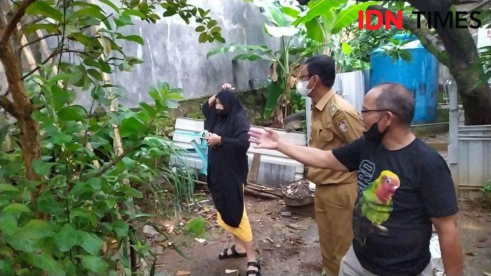 Lurah Borong Andi Muh Yahya meninjau lokasi rumah terkurung tembok di Makassar. IDN Times/Sahrul Ramadan