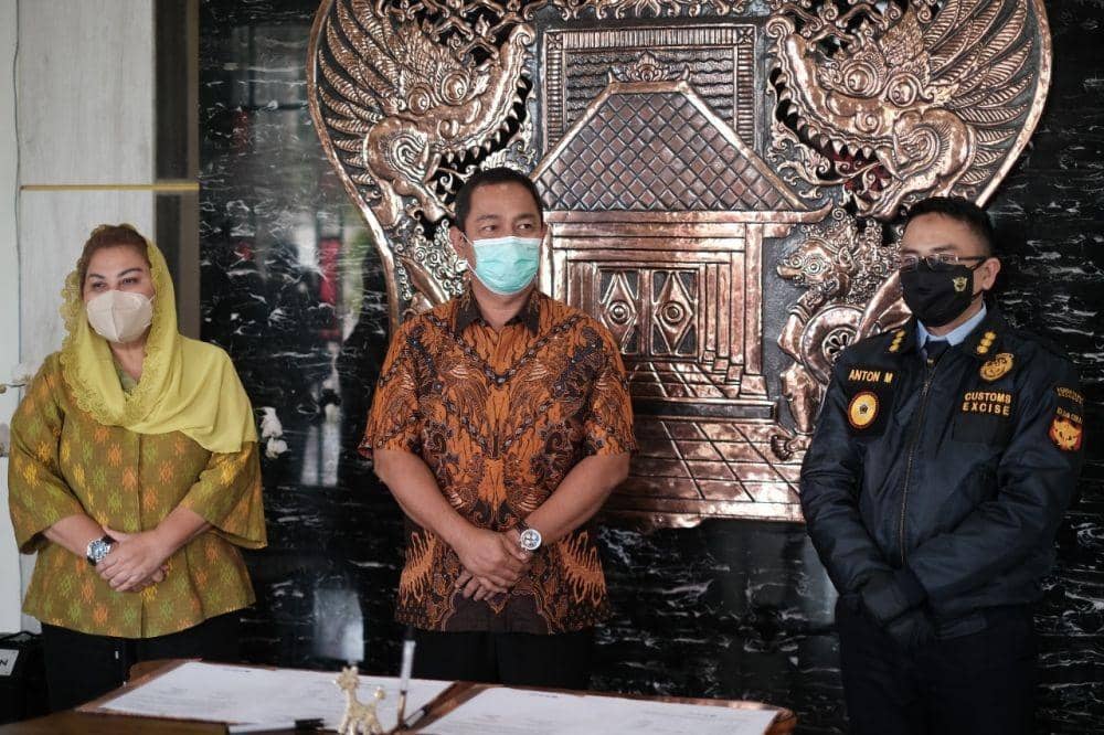 Walikota Semarang Hendrar Prihadi bersama Kepala Bea Cukai Tanjung Emas Semarang Anton Martin melakukan acara serah terima ratusan laptop. (IDN Times/Humas Bea Cukai Tanjung Emas Semarang)