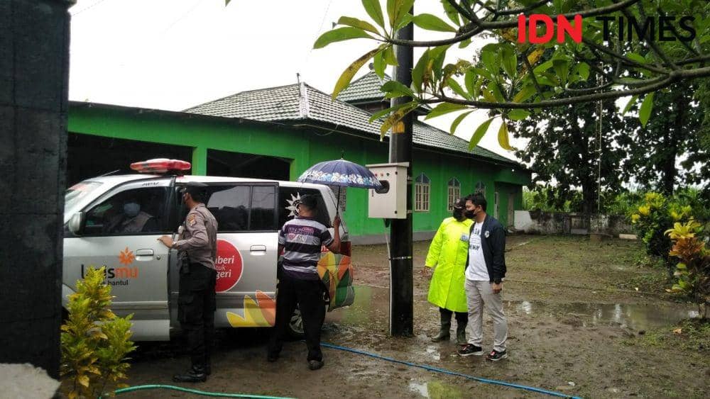 Polisi melakukan pembongkaran makam bayi di Canden, Jetis, Bantul.(IDN Times/Daruwaskita)