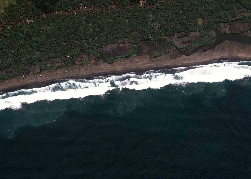 ilustrasi penampakan tsunami di kawasan Pangandaran 2006 (earthobservatory.nasa.gov)