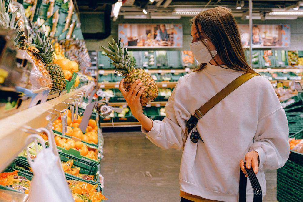 ilustrasi memilih buah nanas (pexels.com/Anna Shvets)