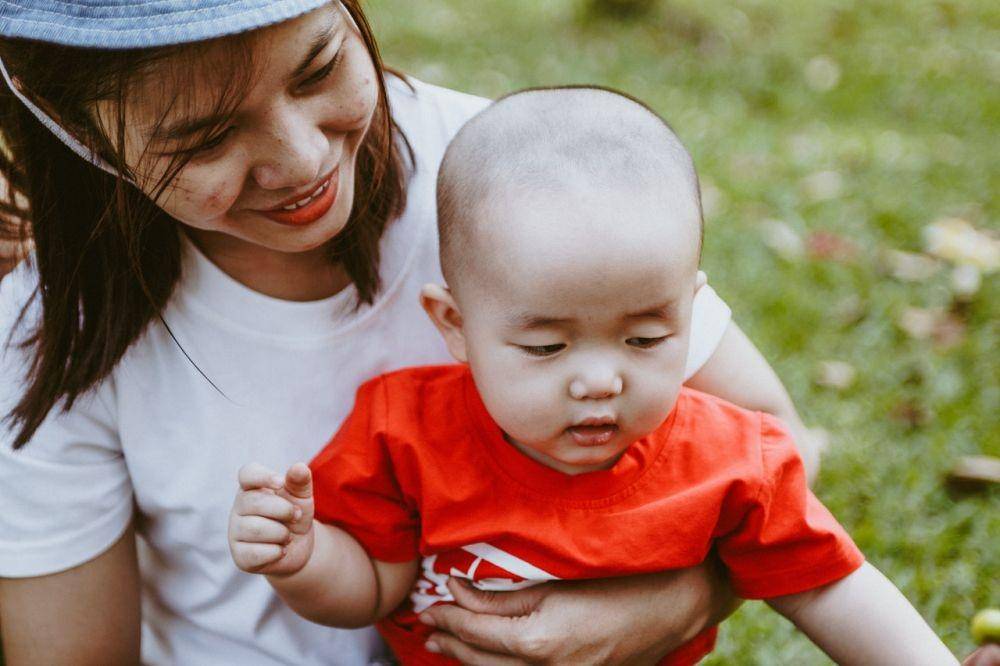 ilustrasi ibu memangku bayinya (pexels.com/Hoàng Chương)