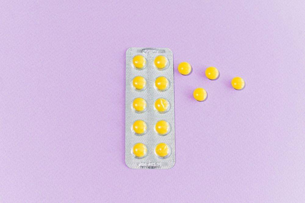 ilustrasi obat salut enterik (pexels.com/SHVETS production)