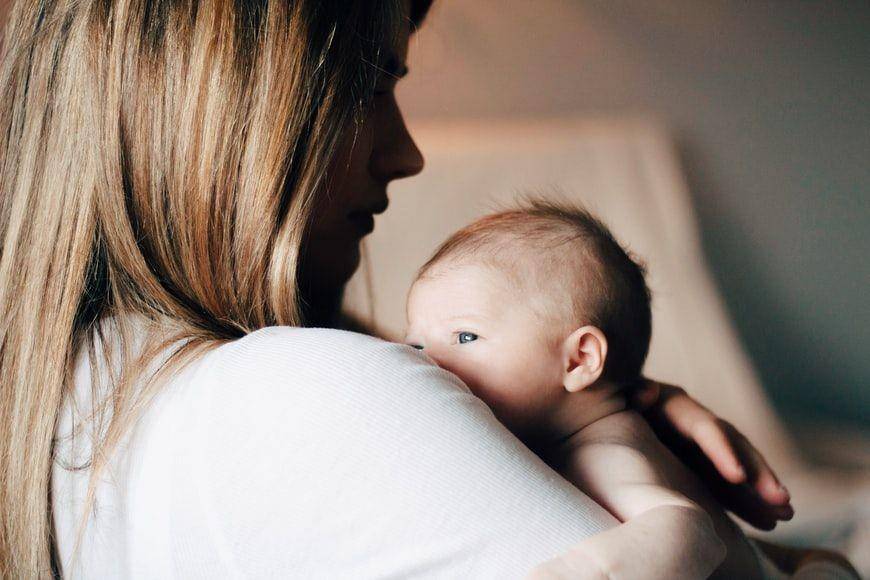 ilustrasi ibu dan bayi (unsplash.com/Hollie Santos)