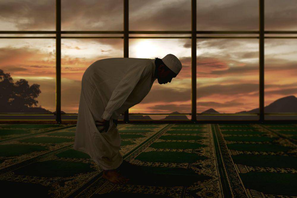 ilustrasi pria sedang sholat (aboutislam.net)