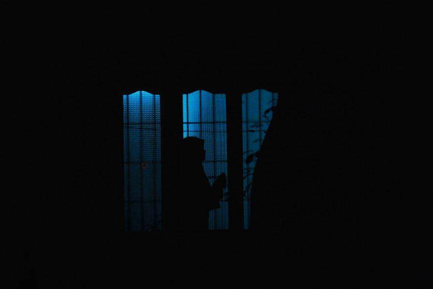 ilustrasi seseorang berdoa di malam hari (unsplash.com/Arun Anoop)