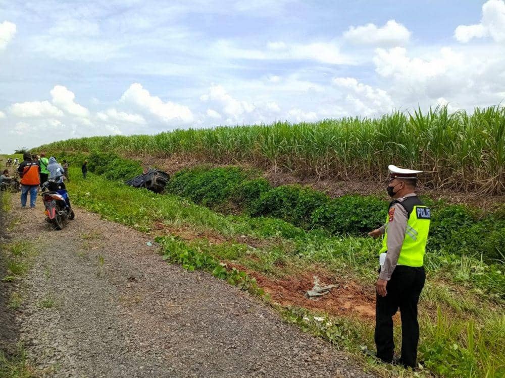 Unit Gakkum Satuan Lalu Lintas (Satlantas) Polres Tulang Bawang menggelar olah tempat kejadian perkara (TKP) peristiwa kecelakaan lalu lintas. (Dok Polres Tulang Bawang).