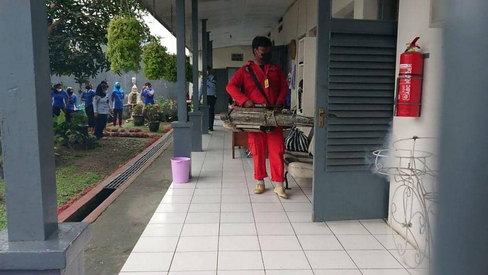 Petugas melakukan foging di lingkungan Lapas Tulungagung. IDN Times/ Bramanta Pamungkas
