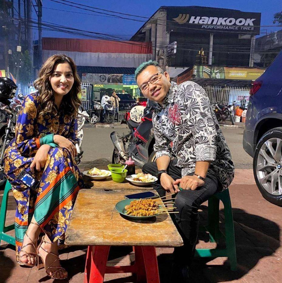 pasangan artis makan di warung kaki lima (Instagram.com/ashanty_ash)