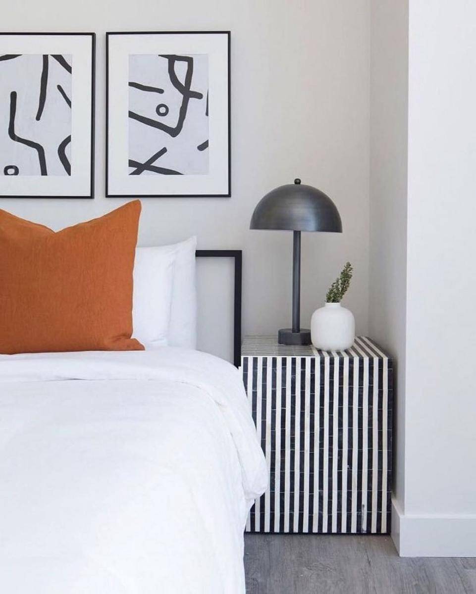 inspirasi dekorasi bedside table (instagram.com/cb2)
