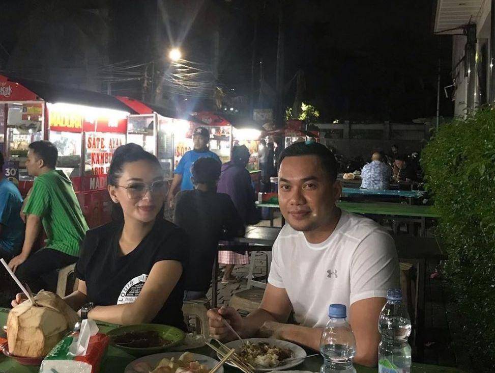 pasangan artis makan di warung kaki lima (Instagram.com/zaskia_gotix)