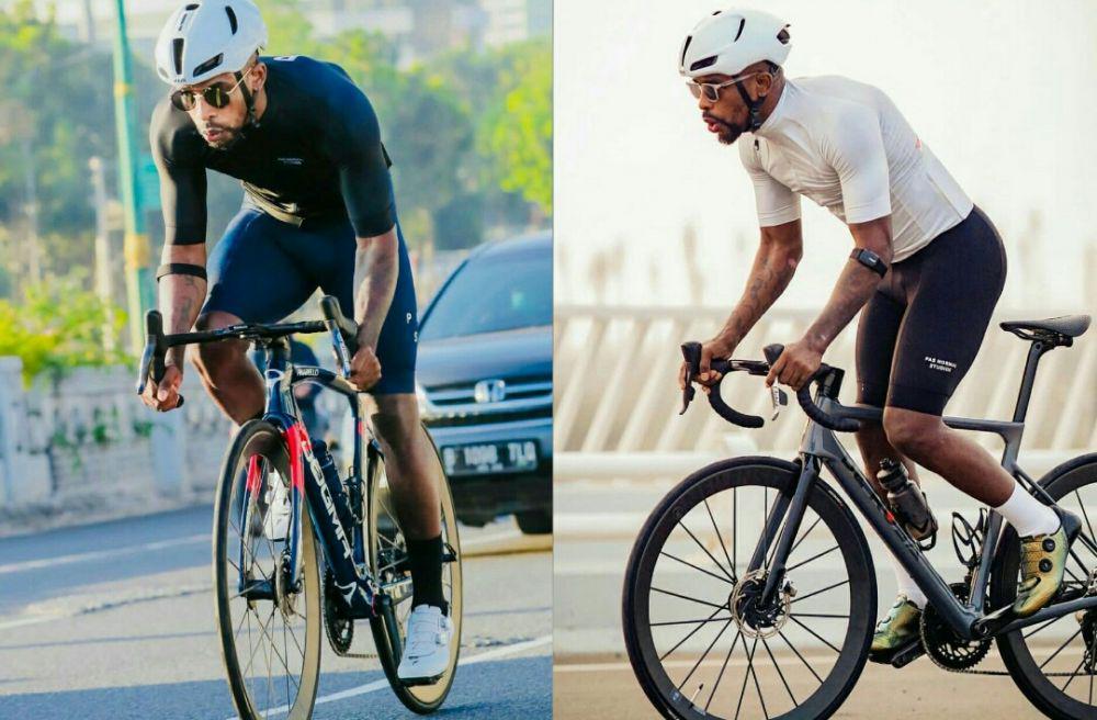 9 Potret Greg Nwokolo saat Jajal Olahraga Sepeda, Bugar Abis!