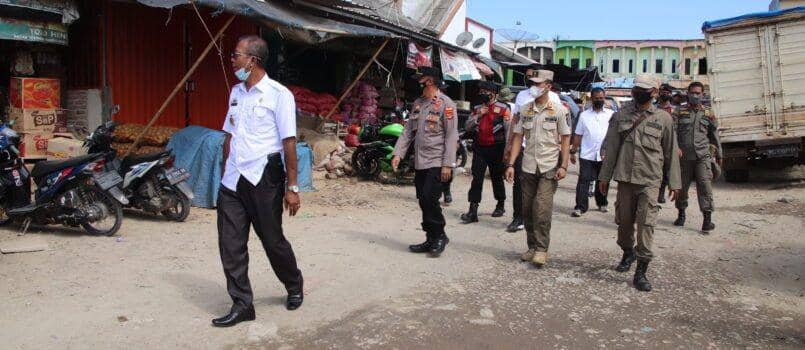 Petugas gabungan sidak ke sejumlah toko grosir, pasar tradisional dan retail modern di Kabupaten Pringsewu, Rabu (16/2/2022). (Dok Polres Pringsewu).
