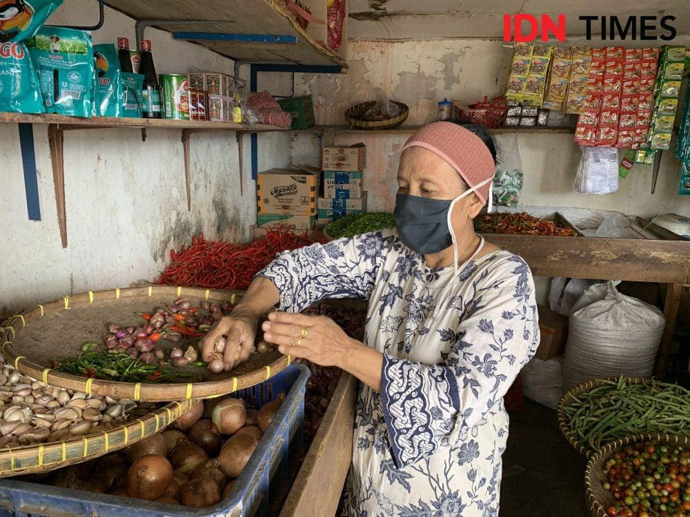 Mur, pedagang di Pasar Pasir Gintung. (IDN Times/Rohmah Mustaurida).