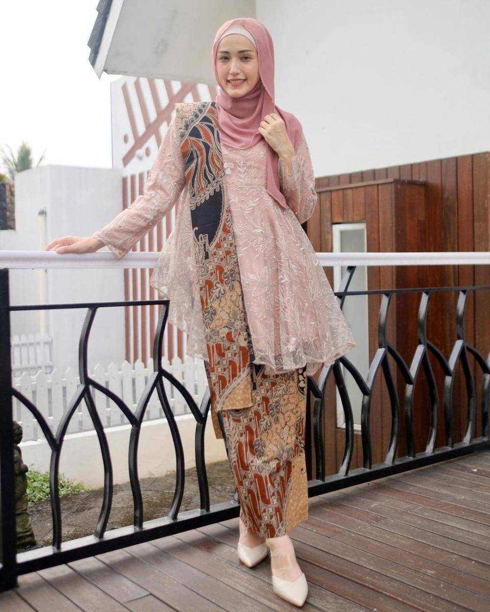 Rok batik untuk kondangan. (instagram.com/adeliapasha)
