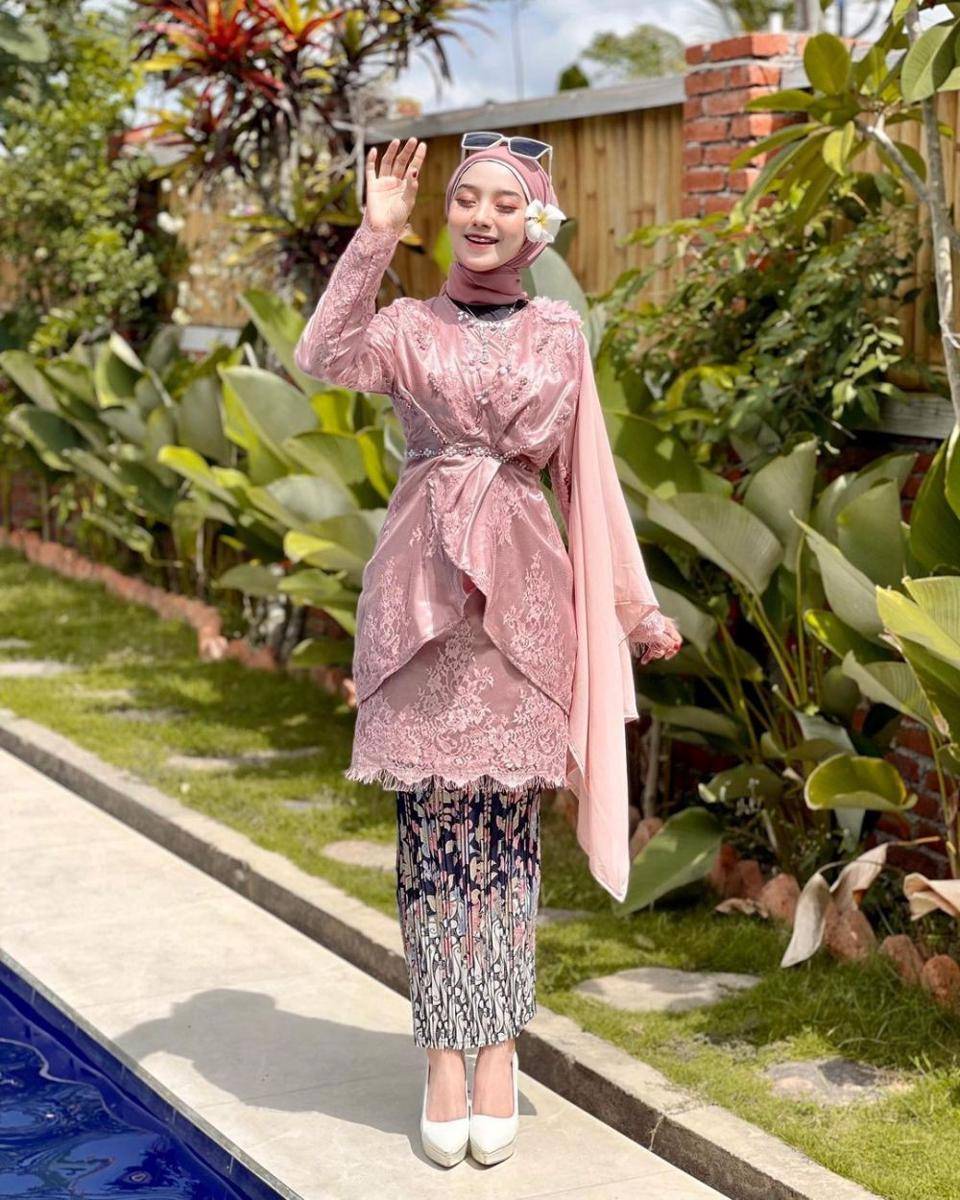 Rok batik untuk kondangan. (instagram.com/wendaamaliia)