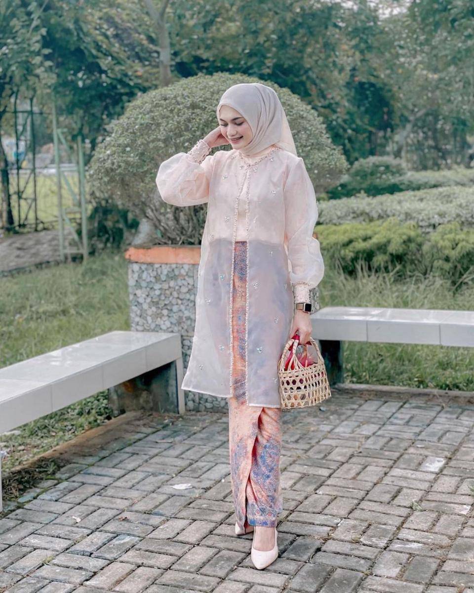 Rok batik untuk kondangan. (instagram.com/elsanoviolin)