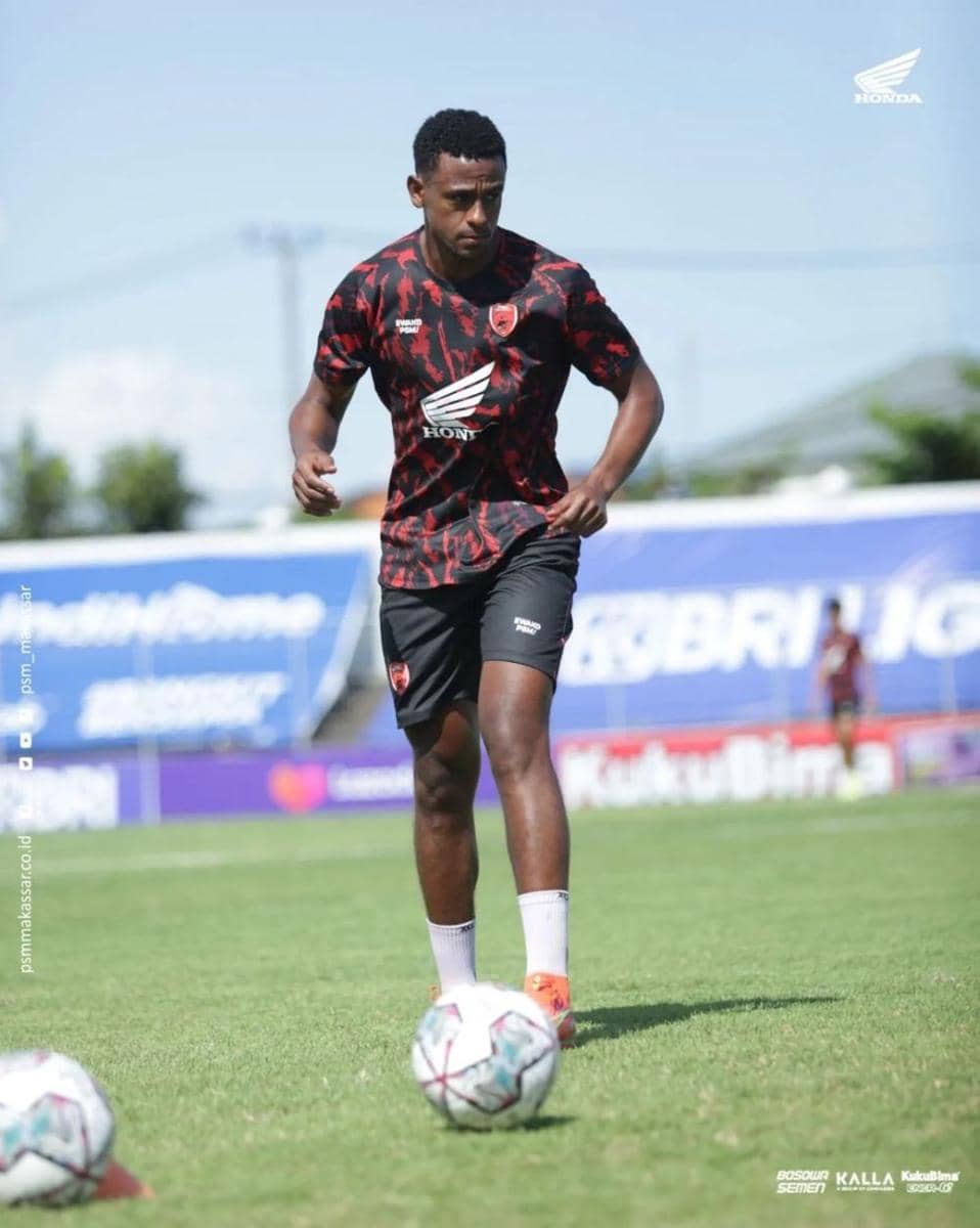 Pemain PSM Makassar Golgol Mebrahtu lakoni pemanasan jelang laga pekan ke-25 BRI Liga 1 2021/22 kontra Persikabo 1973 di Stadion Kompyang Sujana Denpasar, 15 Februari 2022. (Instagram.com/psm_makassar)
