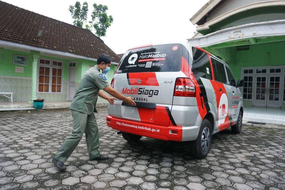 Bupati Kediri Hanindito Himawan Pramana memberikan bantuan mobil siaga kepada pemerintah desa untuk menunjang pelayanan kepada masyarakat. (Dok. Humas Pemkab Kediri)