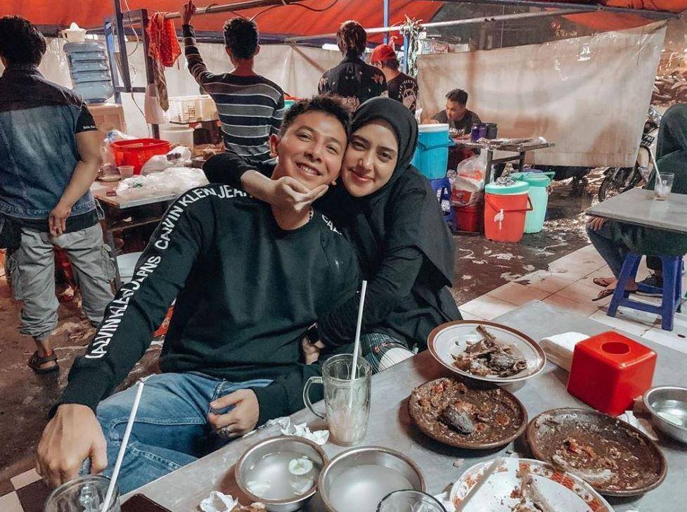 pasangan artis makan di warung kaki lima (Instagram.com/fairuzarafiq)