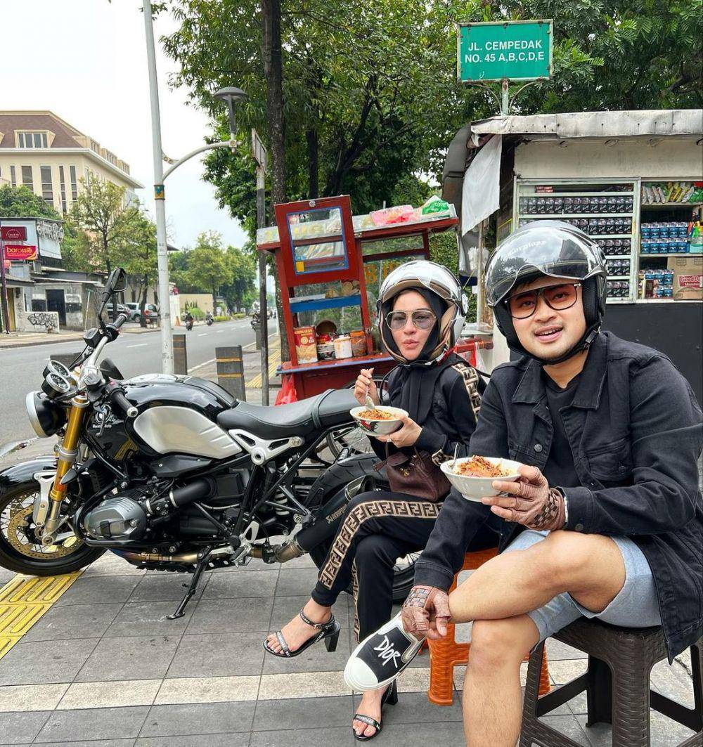 pasangan artis makan di warung kaki lima (Instagram.com/shandypurnamasari)