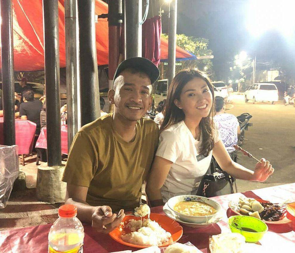 pasangan artis makan di warung kaki lima (Instagram.com/sarwendah29)