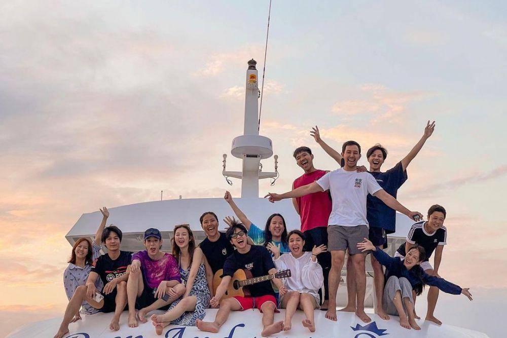 Sing Harit dan Bank Thiti liburan bersama teman-teman. (instagram.com/ssingss)