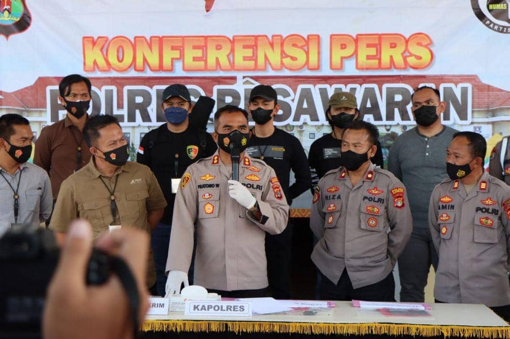 Personel Satreskrim Polres Pesawaran dan Polsek Kedondong mengungkap 2 kasus tindak pidana penggelapan dan pencurian kendaraan roda empat. (IDN Times/Istimewa)