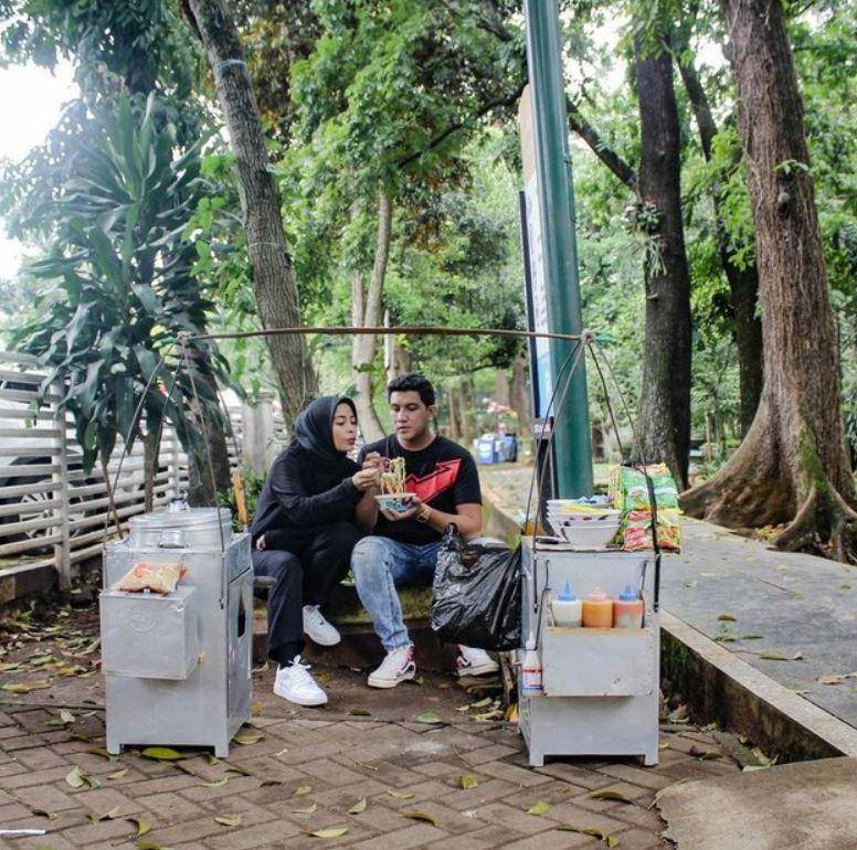 pasangan artis makan di warung kaki lima (Instagram.com/tantrisyalindri)