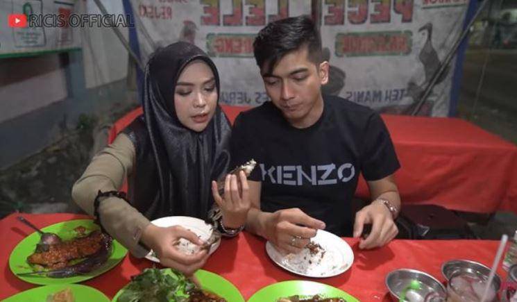 pasangan artis makan di warung kaki lima (YouTube.com/Ricis Official)