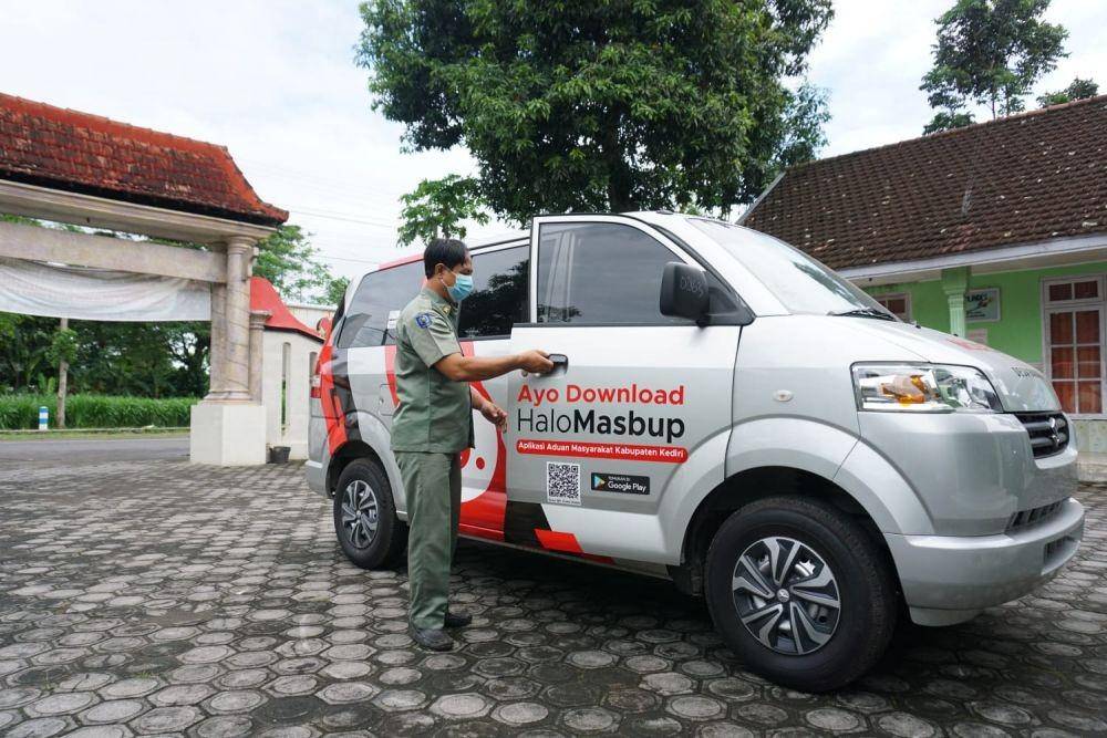 Bupati Kediri Hanindito Himawan Pramana memberikan bantuan mobil siaga kepada pemerintah desa untuk menunjang pelayanan kepada masyarakat. (Dok. Humas Pemkab Kediri)