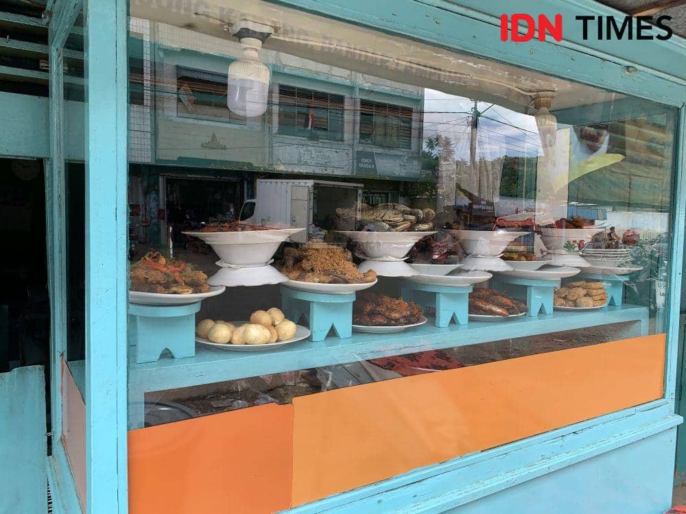 Salah satu pembeli minyak goreng yang terdampak adalah warung makan. (IDN Times/Rohmah Mustaurida).