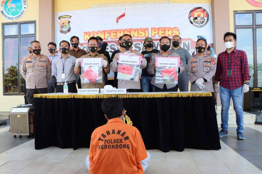 Personel Satreskrim Polres Pesawaran dan Polsek Kedondong mengungkap 2 kasus tindak pidana penggelapan dan pencurian kendaraan roda empat. (IDN Times/Istimewa)
