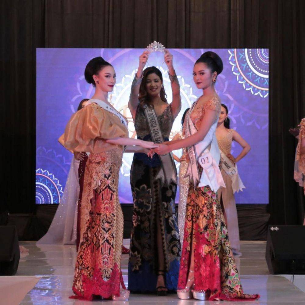Momen penobatan salah satu finalis Puteri Indonesia 2022 (Instagram.com/officialputeriindonesia)