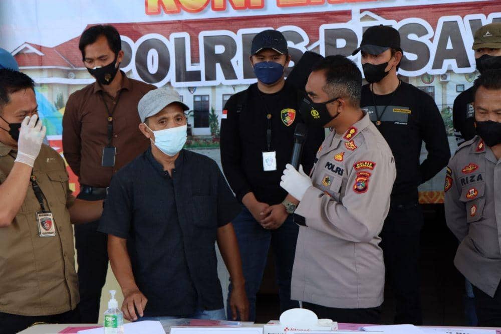 Personel Satreskrim Polres Pesawaran dan Polsek Kedondong mengungkap 2 kasus tindak pidana penggelapan dan pencurian kendaraan roda empat. (IDN Times/Istimewa)