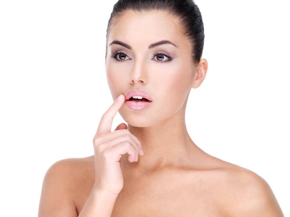 perempuan memegang bibir (freepik.com/valuavitaly)