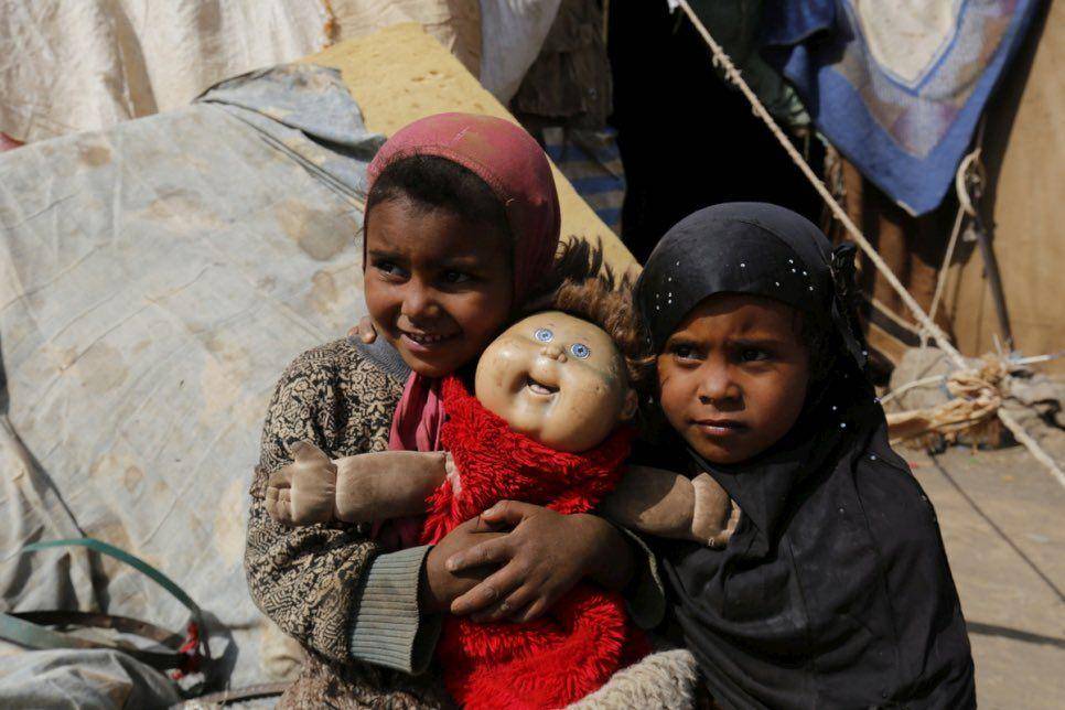 Dua orang anak yang merupakan pengungsi asal Yaman. (UNHCR/M HAMOUD)